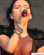 Певица Инна показала грудь прямо на концерте